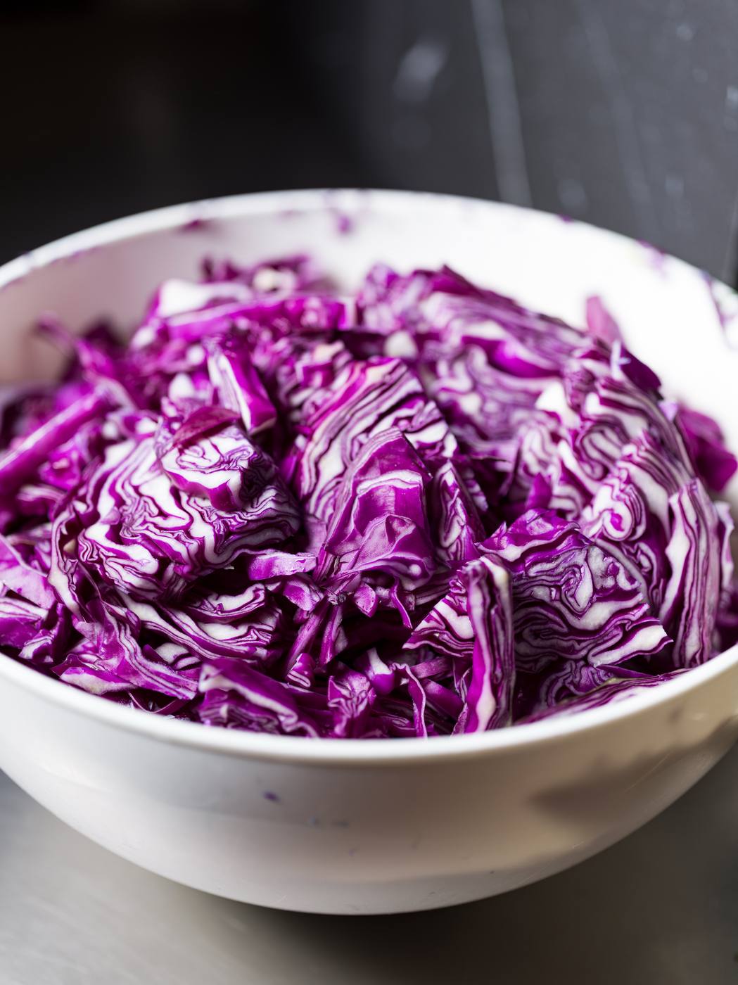 La materia prima: cavolo viola appena tagliato in cucina